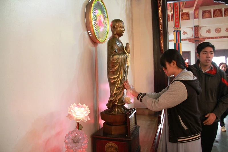 Dòng người thành kính đi lễ chùa đầu năm Bính Thân ảnh 17